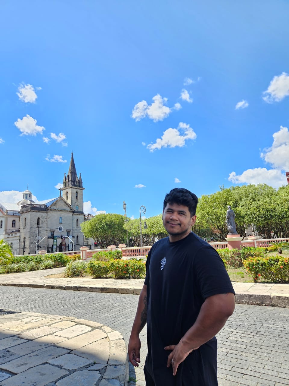 Felipe Libertino à beira do Rio Negro, em Manaus